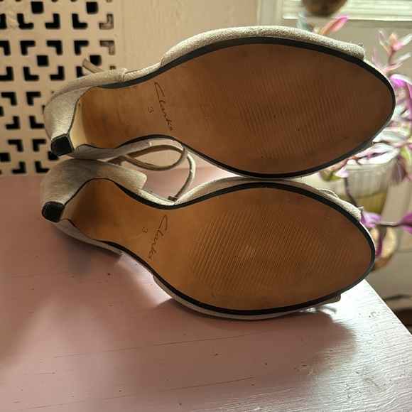 Clarks - Butterfly High Heel (3”), Size 6.5, Velvet Gray - Picture 4 of 6